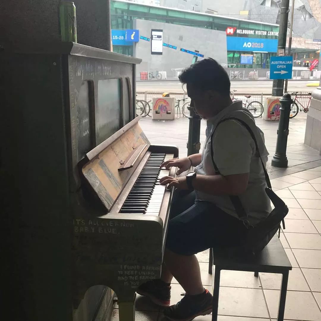 他半夜在街头随意放了21架“共享钢琴”，天亮后神奇的事情发生了...8