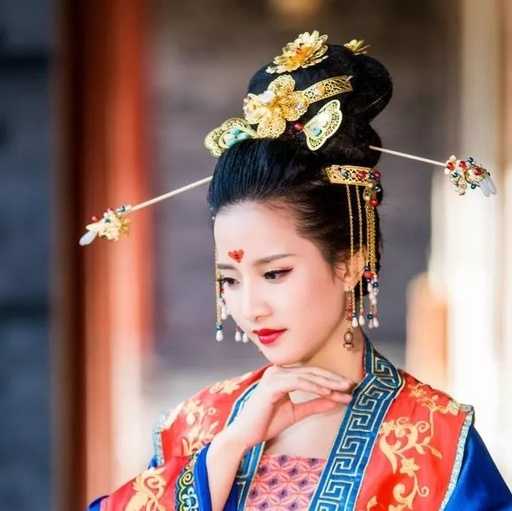 鸵鸟吉他谱 龙迦娜 我们就像是一只鸵鸟，藏在沙土里的眼泪，便是TA的整个世界6