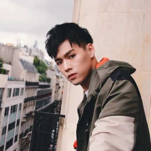 一个人去巴黎尤克里里谱 董又霖 我还在原地，但你却头也不回地选择离开3